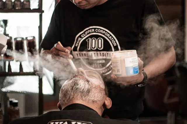 Soin à la vapeur chaude au fauteuil de barbier