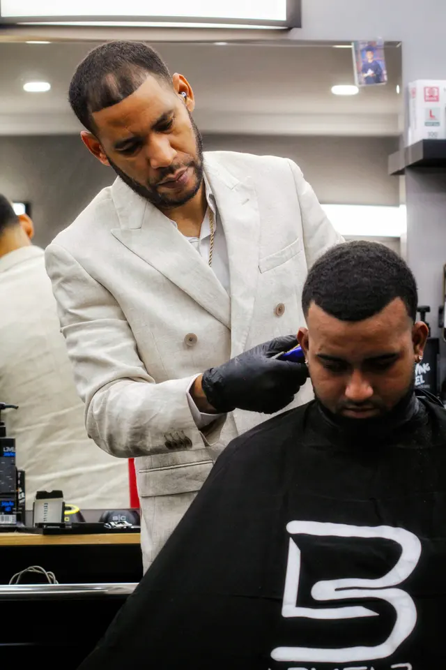 Barbier au travail dans le salon